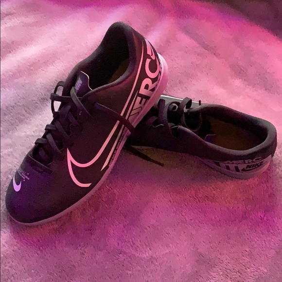 black indoor soccer shoes - Picture 1 of 4